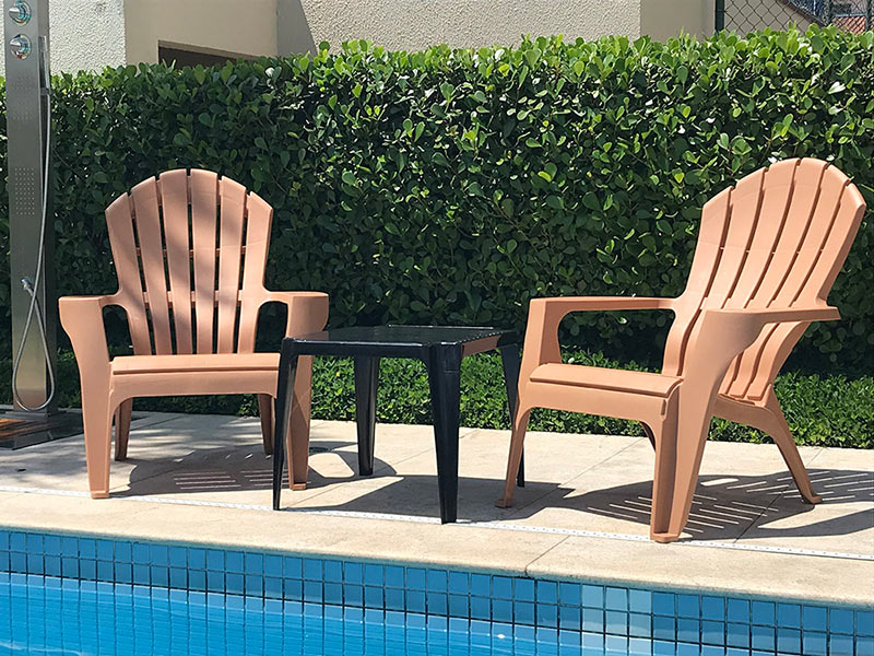 Cadeiras plásticas para jardim na sua casa de praia