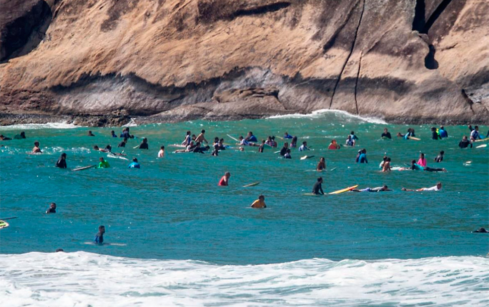 Crowd insuportável na praia da Macumba