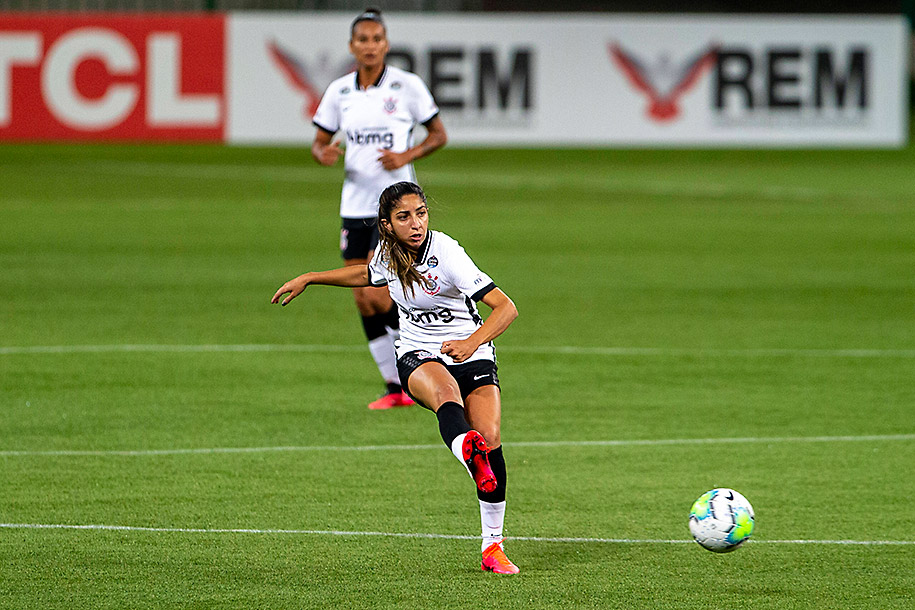 Jogadora Vicentina supera desigualdades