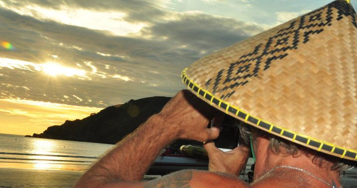 Artesão surfista nativo da terra