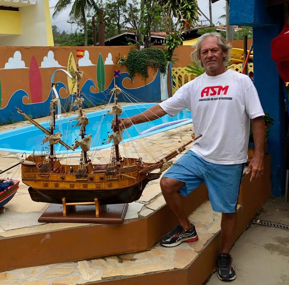 Artesão surfista nativo da terra