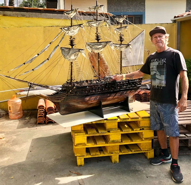 Artesão surfista nativo da terra
