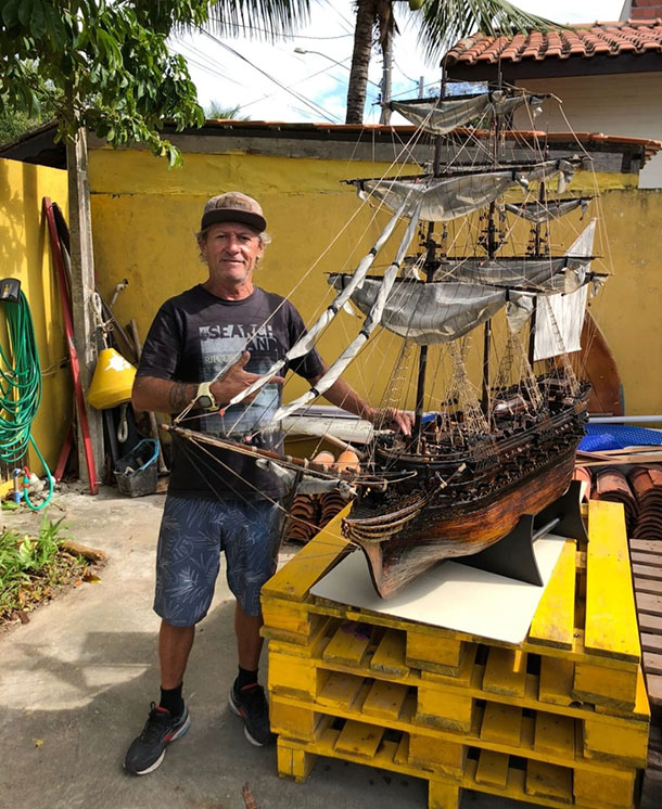 Artesão surfista nativo da terra