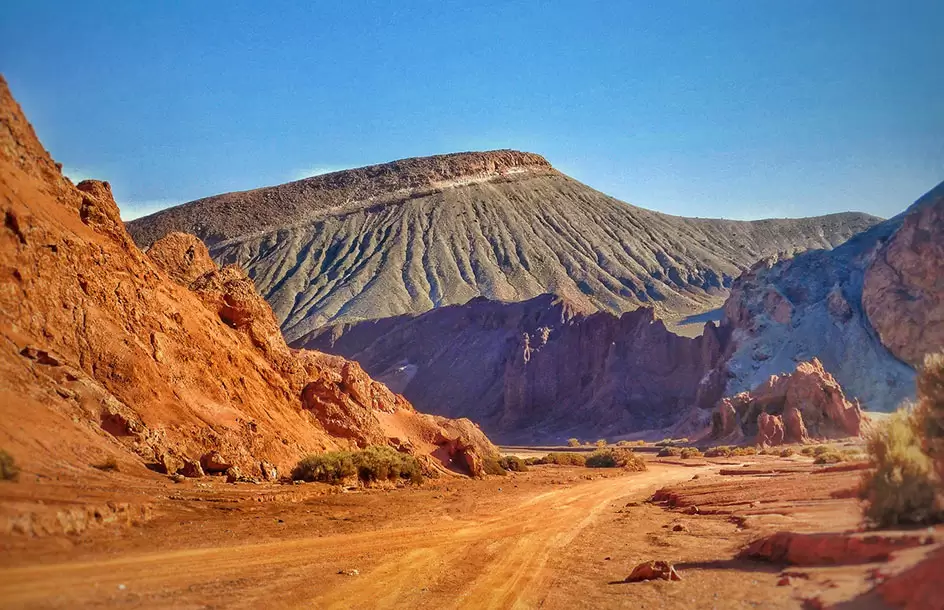 Um arco-íris nas terras do Atacama