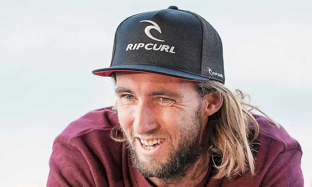 Tubarão persegue surfista 