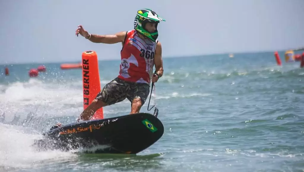 Jet Surf a velocidade sobre as águas