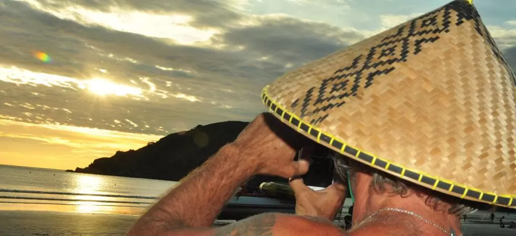 Artesão surfista nativo da terra