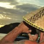 Artesão surfista nativo da terra